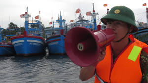 Bộ đội Biên phòng Phú Yên hỗ trợ hàng loạt tàu cá vào bờ tránh siêu bão Noru