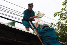 Ảnh: Dân quân, bộ đội 'chạy đua' thời gian, giúp dân chằng nhà tránh bão Noru