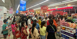 Người dân Huế, Đà Nẵng đổ xô mua lương thực trước giờ siêu bão Noru đổ bộ