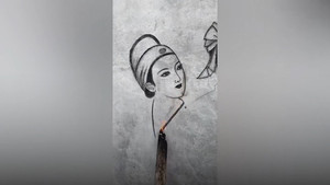 Video: Người phụ nữ vẽ tranh bằng que củi than đang cháy ở Trung Quốc