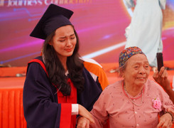 Xúc động hình ảnh bà nội 83 tuổi vượt gần 2.000km dự lễ tốt nghiệp của cháu gái