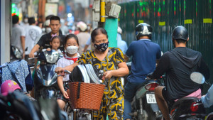 Video: Người dân khốn khổ vì 'lô cốt' giữa đường ở Hà Nội