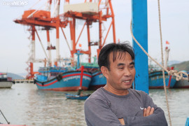 Ảnh: Tàu thuyền gấp rút cập bến Quy Nhơn tránh siêu bão Noru