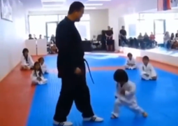 Màn biểu diễn của võ sĩ nhí khiến cả lớp cười nghiêng ngả 