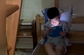 Mẹ lật tẩy màn giả vờ đọc sách của con trai