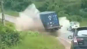 Video: Xe tải trượt lùi xuống dốc, ngã nhào vào mương nước