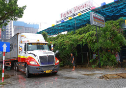 Chi chục triệu thuê container chặn trước nhà để chắn siêu bão Noru