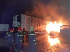 3 xe container cháy dữ dội kèm theo nhiều tiếng nổ lớn