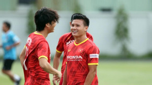 Quang Hải bày tỏ sự thích thú vì mái tóc lãng tử của Tuấn Anh