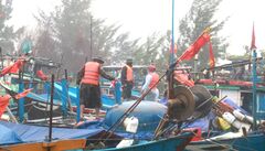 Đội mưa tầm tã di dời hơn 80 nghìn dân tránh siêu bão Noru
