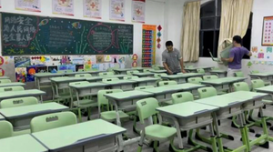 Ông bố nhận chỉ trích vì mua bàn ghế cho lớp học của con gái