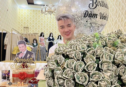 Đàm Vĩnh Hưng được fan tặng bó hoa 'khổng lồ' làm bằng USD