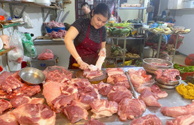 Giá heo hơi liên tục giảm, giá thịt ngoài chợ vẫn thờ ơ neo cao