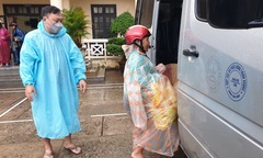 Người dân ven biển Hội An khăn gói, đội mưa, rời nhà đi sơ tán tránh bão Noru