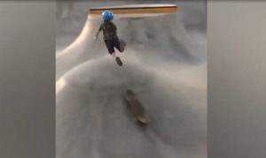 Cậu bé bay như siêu nhân để vượt chướng ngại vật