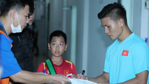 Giành chức vô địch, Quang Hải và đồng đội không quên tặng quà cho người hâm mộ