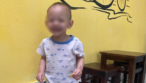 Bé trai 2 tuổi bị bỏ rơi dưới trời mưa ở Hà Nội