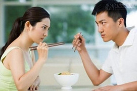 Lỡ tay đổ nửa lọ muối vào nồi canh, tôi òa khóc vì phản ứng của chồng 