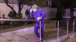 Video: Gió quật nghiêng người trong tâm bão Noru 