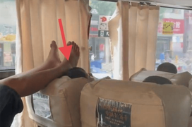 Vị khách vô tư gác chân lên đầu người ghế trước, lời giải thích càng gây bức xúc