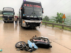 Kon Tum: Xe khách va chạm xe máy, hai vợ chồng thiệt mạng
