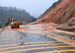 Ảnh: Nhiều xã ở Kon Tum bị cô lập, giao thông chia cắt do bão số 4