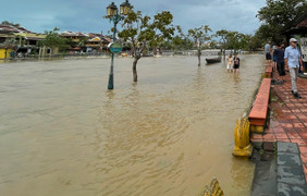 Ảnh: Quốc lộ 1A, tuyến đường ven sông Hoài ở phố cổ Hội An ngập sâu sau bão Noru