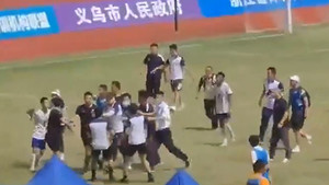 Video: Cầu thủ Trung Quốc đuổi đánh trọng tài chạy vòng quanh sân