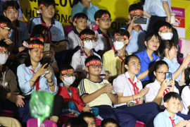 Khán giả TP.HCM đội mưa cổ vũ Công Vinh, Văn Quyến đấu Huyền thoại Dortmund