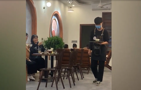 Khách cười đau bụng xem cậu nhân viên lần từng bước khi bê đồ 