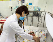 TP.HCM: Trẻ ồ ạt nhập viện vì bệnh đường hô hấp