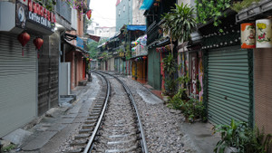 Video: 'Phố cà phê đường tàu' ở Hà Nội sau 2 tuần đóng cửa