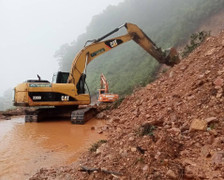 Ảnh: Quốc lộ 8A sạt lở, đường lên cửa khẩu Cầu Treo bị chia cắt