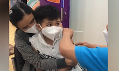 Bé trai sợ tiêm, luôn miệng trách bác sĩ lừa đảo