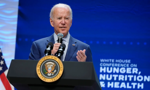 Tổng thống Mỹ Joe Biden tìm nghị sĩ quá cố giữa hội nghị