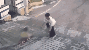 Video: Cậu bé trượt ván như tên bắn, thiếu niên lấy thân mình ngăn chặn