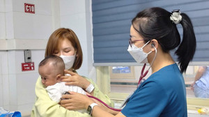 Video: Bệnh nhi nhập viện tăng đột biến, nhiều bệnh viện ở Hà Nội quá tải