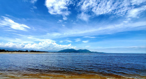 Sau bão Noru, vùng biển đẹp ở Thừa Thiên - Huế xuất hiện màu nâu đỏ bất thường