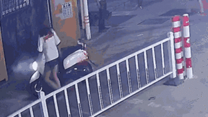 Video: Xe máy bốc cháy dữ dội, cô gái vứt xe chạy thoát thân