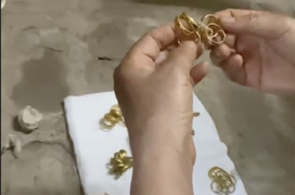 Đào góc nhà theo lời cụ ông, con cháu tìm thấy cả một gia tài 7 cây vàng