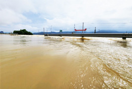 Nước lũ tiếp tục dâng, Quốc lộ 1 qua Hà Tĩnh ngập sâu