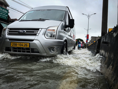 Ảnh: Quốc lộ 1A ngập sâu trong nước, ô tô nối đuôi nhau ùn ứ gần 2 cây số