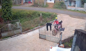 Người phụ nữ ôm cua tông văng cả cổng