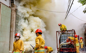 Độc đáo mô hình xe ba gác len lỏi ngõ nhỏ dập tắt đám cháy ở làng nghề Hà Nội