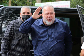 Thủ tướng Cuba Manuel Marrero Cruz hào hứng tham quan địa đạo Củ Chi