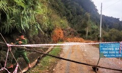 Đất đá trút ào ạt xuống tuyến đường ĐT 606, 4 xã biên giới ở Quảng Nam bị cô lập