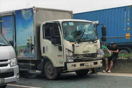 Ba ô tô đâm nhau trên cầu Thanh Trì, dòng phương tiện kẹt cứng lúc giữa trưa