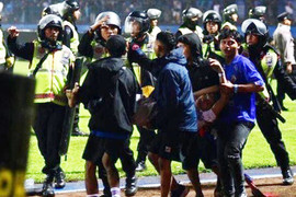 Cảnh hỗn loạn ở sân bóng Indonesia khiến 127 người thiệt mạng