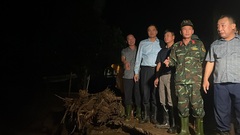 Lãnh đạo tỉnh Nghệ An thăm người dân vùng rốn lũ