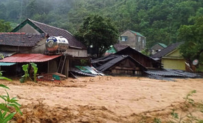 1 người chết, 15 ngôi nhà bị cuốn trôi sau trận lũ ống ở Nghệ An